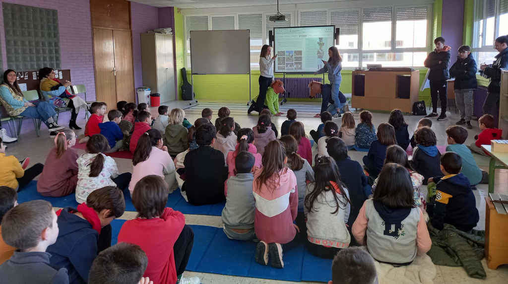 Mostra de regueifa nun centro de ensino de Enreguéifate en xaneiro (Foto: Regueifesta).
