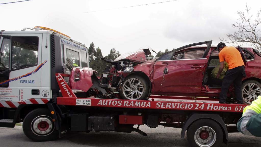 Un vehículo con guindastre trasladando o coche accidentado. (Foto: Carlos Castro / Europa Press)