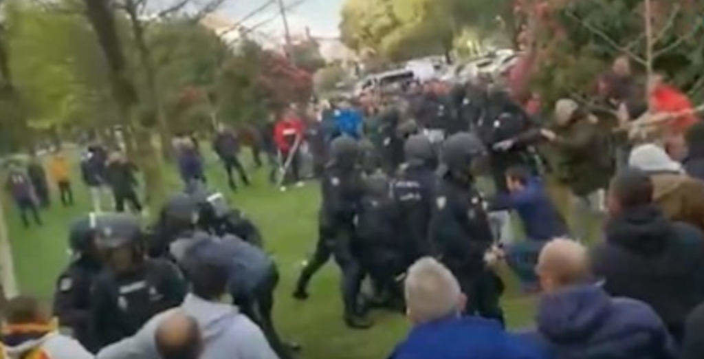 Momentos de enfrontamento entre bateeiros e policía (Captura de pantalla da CRTVG).