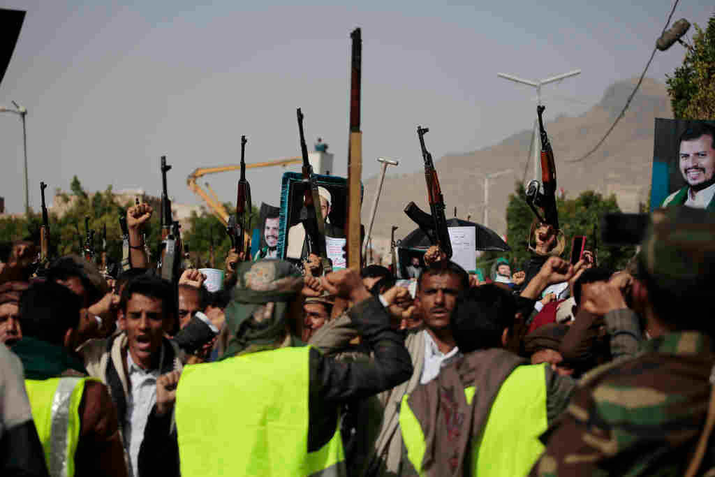 naa_houthi_supporters_hold_weapons_and_chant_slogans