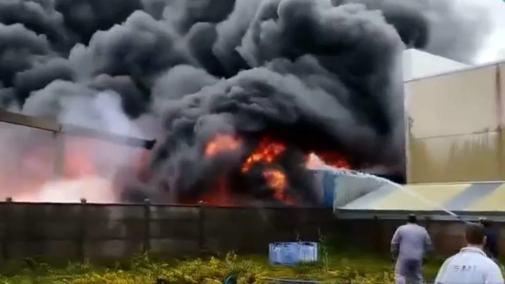 A nave que ardeu en Vilalba. (Foto: TVG)