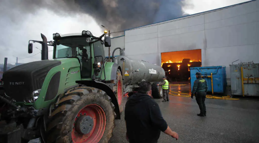 Imaxe do incendio na nave de Ambigal (Foto: Carlos Castro / Europa Press).