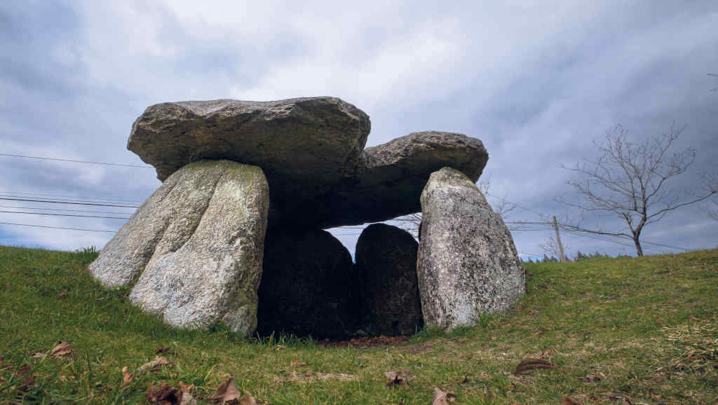 Os dolmens, como este dos Cabaleiros, de Tordoia (comarca de Ordes), dan nome a moitos lugares da Galiza (Foto: Arxina).