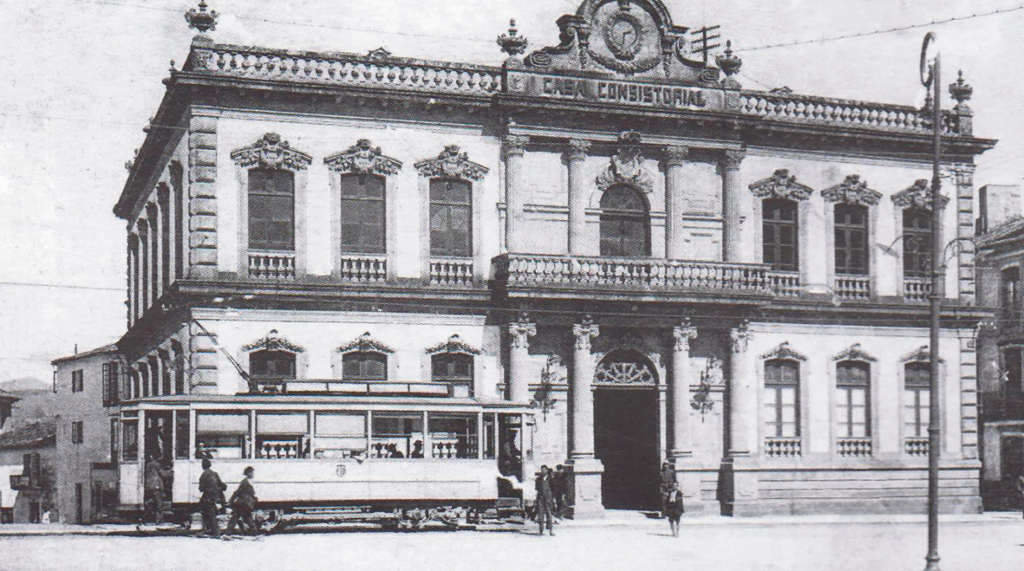 Tranvía fronte á Casa do Concello de Pontevedra hai 100 anos. (Foto: Espiral Maior)
