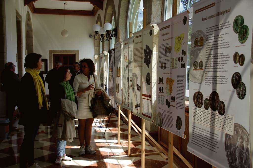 Exposicion "Percorridos pola colección numismática do 
Museo provincial de Lugo" instalada no Pazo de San Marcos durante a celebración das xornadas