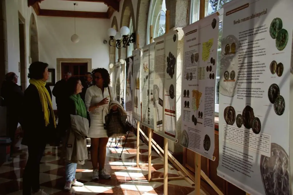 Exposicion "Percorridos pola colecci&oacute;n numism&aacute;tica do 
Museo provincial de Lugo" instalada no Pazo de San Marcos durante a celebraci&oacute;n das xornadas