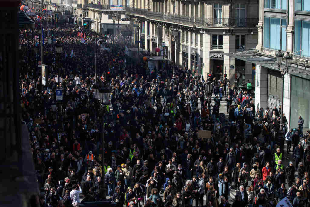 Manifestación onte en París antes de emitirse o veredicto do Constitucional. (Foto: Julien Mattia/ Le Pictorium Vía Z)