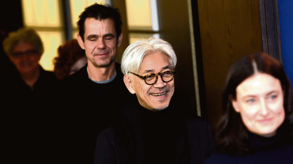 Ryuichi Sakamoto (no centro) xunto a Tom Tykwer e Adele Romanski na 68ª edición do Festival Internacional de Cine de Berlín de 2018. (Foto: Clemens Niehaus / Europa Press)