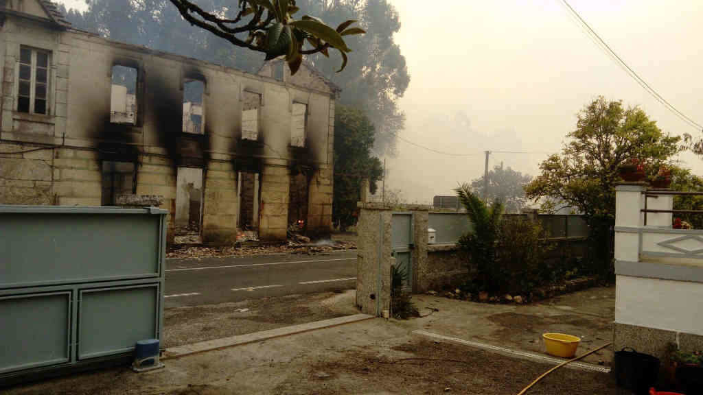 Vivenda afectada polo fogo en Tortoreos (As Neves), a pouca distancia da finca de César García (Foto: Nós Diario)