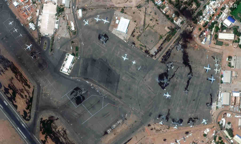Avións afectados polos combates no aeroporto de Khartún a segunda feira. (Foto: Maxar Technologies)