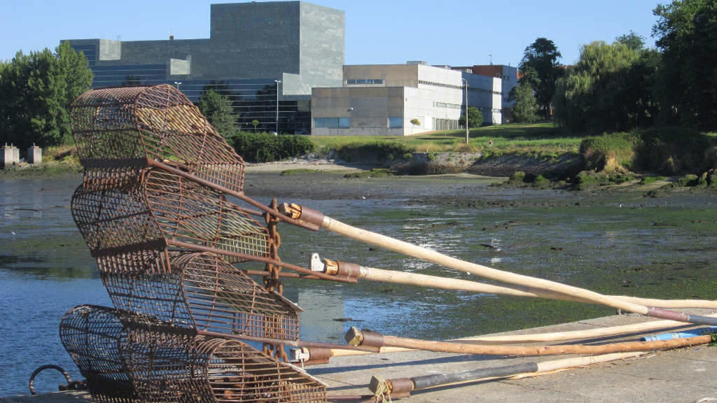 Aparellos de extracción de ameixa na ría de Ferrol. (Foto: Europa Press)