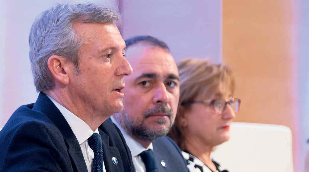 O presidente da Xunta da Galiza, Alfonso Rueda, e o conselleiro de Sanidade, García Comesaña, no centro (Foto: Europa Press).