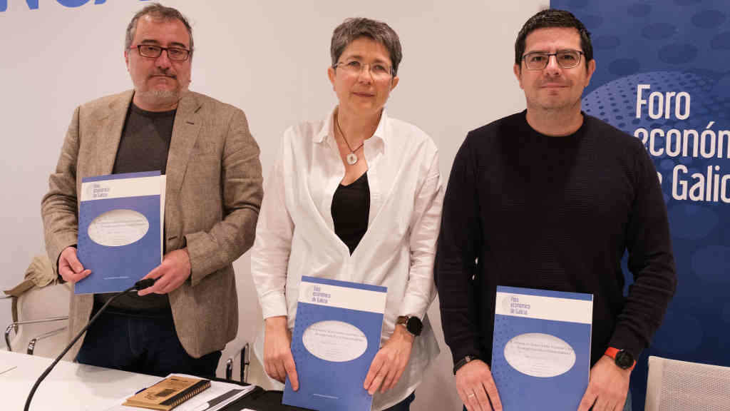 María do Mar Pérez Fra máis os profesores David Soto Fernández e Ibán Vázquez González, da Universidade de Santiago de Compostela (Foto: Arxina).