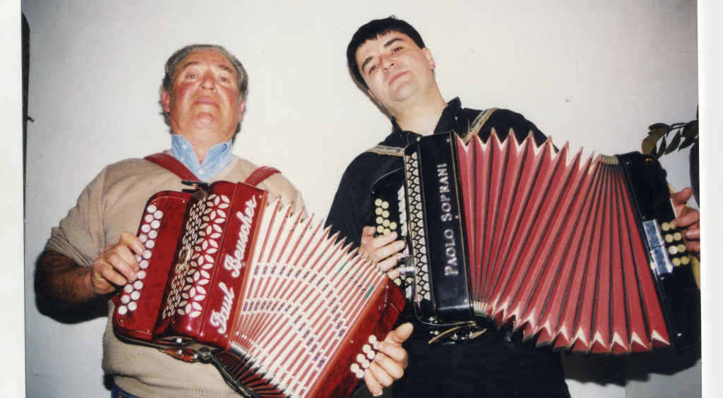 Á esquerda, Sindo de Olelas e Xurxo Souto, en 1999. Á dereita, Xurxo con Pazos, e co neto deste, na Baiuca (Muxía), en 2013 (Foto: Xosé Manuel Varela).