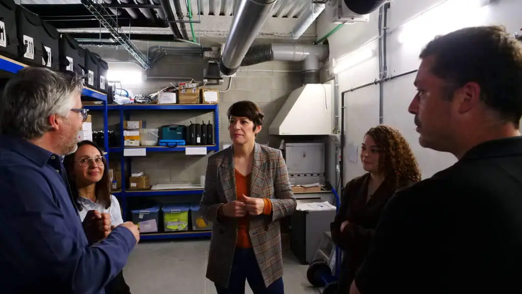 Ana Pont&oacute;n e Carmela Franco, no centro, durante a visita &aacute; empresa Intacta. (Foto: N&oacute;s Diario)