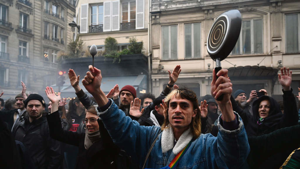 Manifestación no distrito 10 de París contra a reforma das pensións durante o discurso televisado de Macron a segunda feira. (Foto: Julien Mattia)