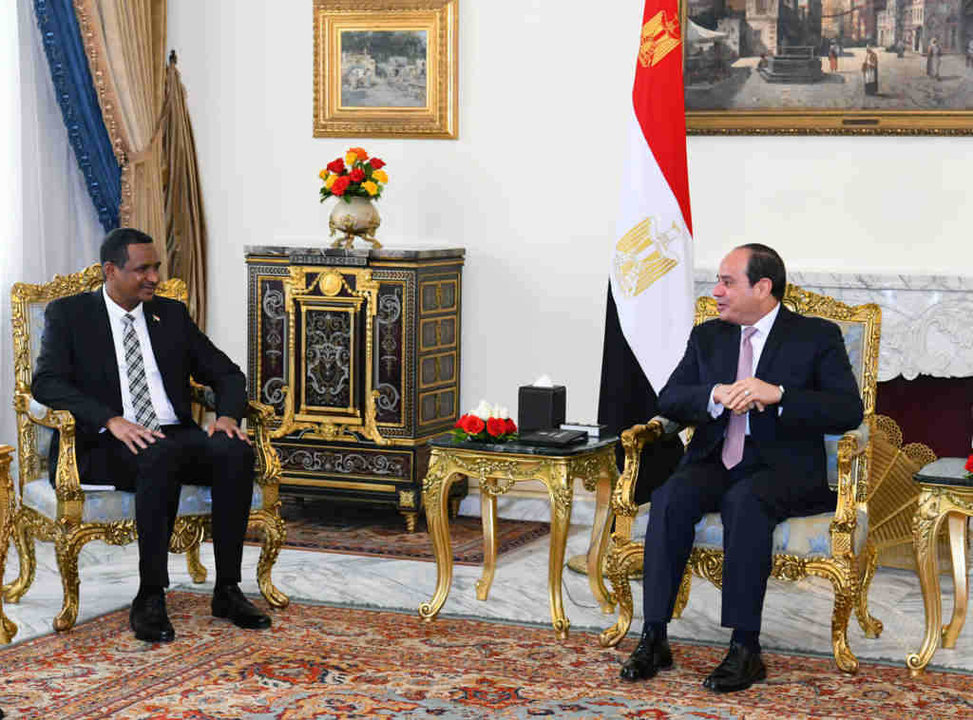 Mohamed Dagalo (RSF) e Abdel Fattah al Sisi, presidente de Exipto. (Foto: Presidencia de Exipto / DPA)