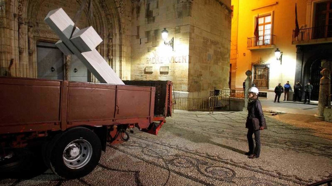 Retirada da cruz franquista de Callosa de Segura, en 2018, un caso sobre o que o Supremo sentará xurisprudencia. (Foto: RTVE)