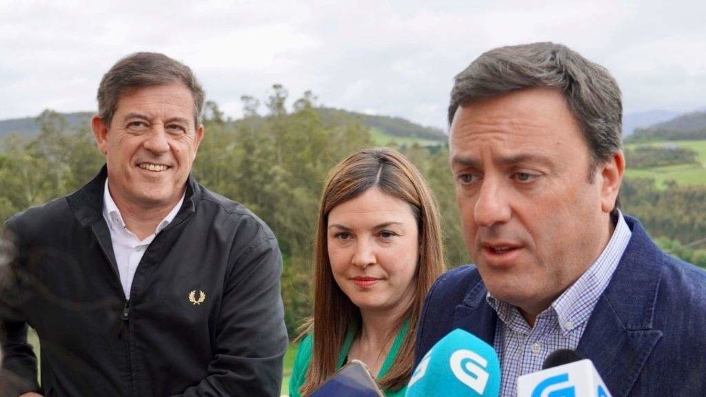 Besteiro e Formoso arrouparon en Trabada á candidata socialista á reelección, Mayra García. (Foto: Nós Diario)