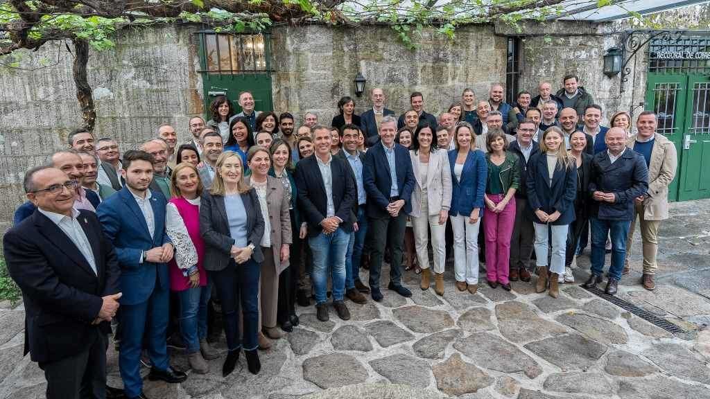 Alfonso Rueda arroupou este domingo os candidatos e candidatas do PP na circunscrición de Pontevedra. (Foto: Europa Press)
