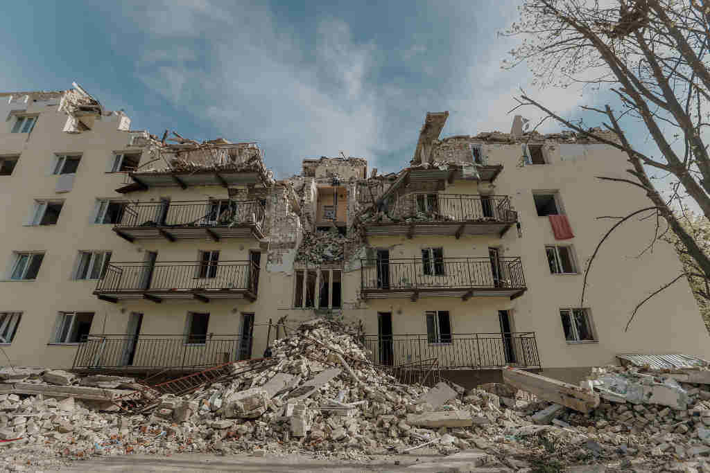 Edificio atacado cun mísil na cidade de Khersón, no contexto da guerra en Ucraína, a pasada semana. (Foto: Aziz Karimov / Sopa Images Vía Zuma)