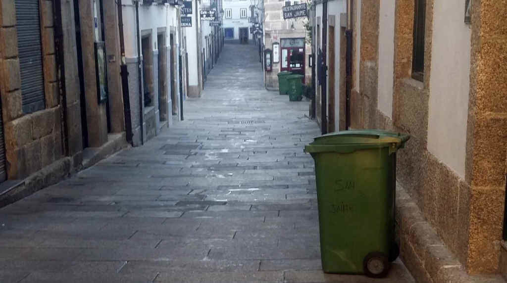 Colectores de lixo na compostelá rúa da Raíña (Foto: Concello de Santiago).