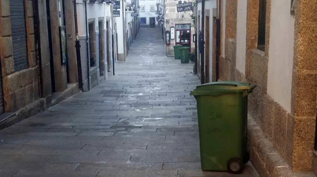 Colectores de lixo na compostel&aacute; r&uacute;a da Ra&iacute;&ntilde;a (Foto: Concello de Santiago).