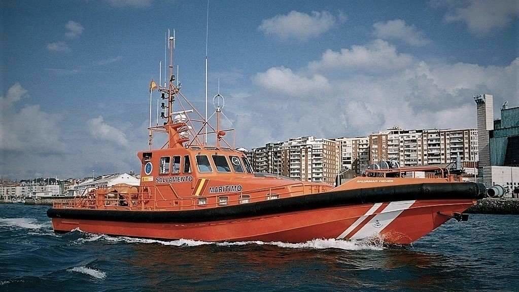 Buque 'Salvamar Deneb' de Salvamento Marítimo, que participa na procura do tripulante desaparecido do 'Vilaboa Un'.