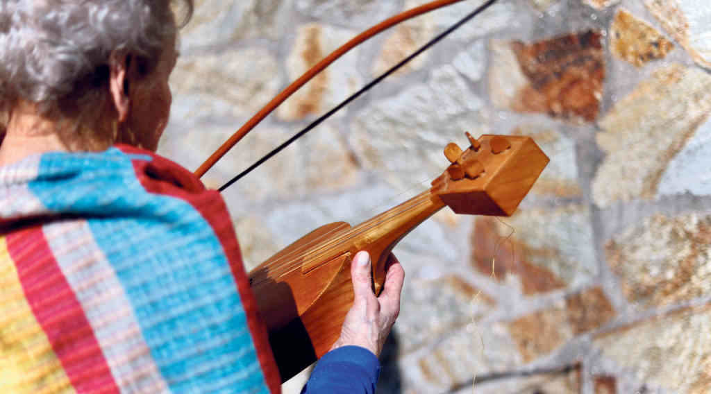 Muller con fídula oval, reprodución dun dos instrumentos representados no Pórtico da Gloria (Foto: Belén Bermejo).