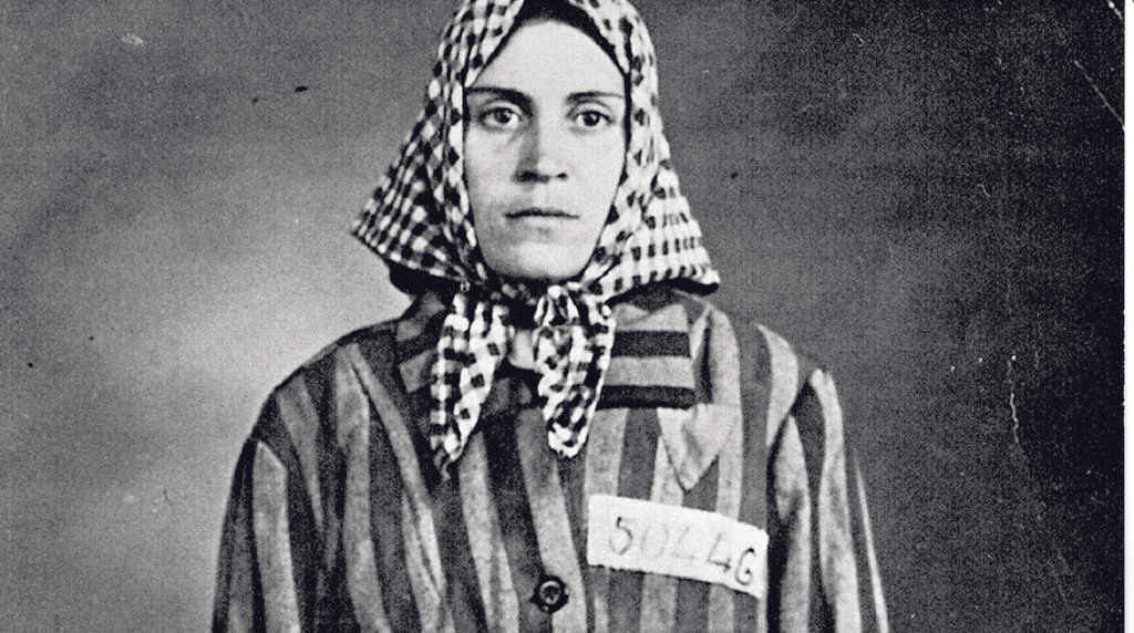Neus Català co seu traxe de prisioneira tras ser deportada a campos de concentración nazis (Foto: Arquivo Neus Català).