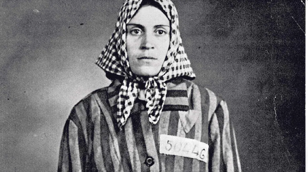Neus Catal&agrave; co seu traxe de prisioneira tras ser deportada a campos de concentraci&oacute;n nazis (Foto: Arquivo Neus Catal&agrave;).