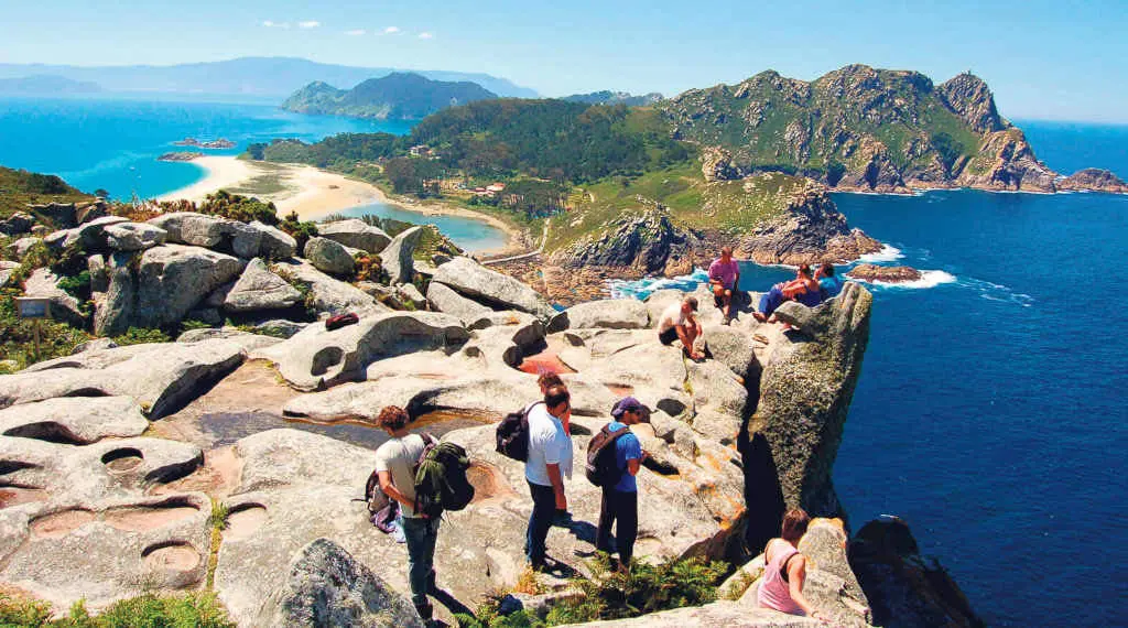 Turistas no Alto do Pr&iacute;ncipe, un dos sitios m&aacute;is emblem&aacute;ticos e visitados das Illas C&iacute;es (Foto: Islascies.eu).