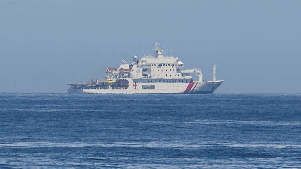 Un dos barcos que participan no operativo de rescate. (Foto: César Ortiz / Europa Press)