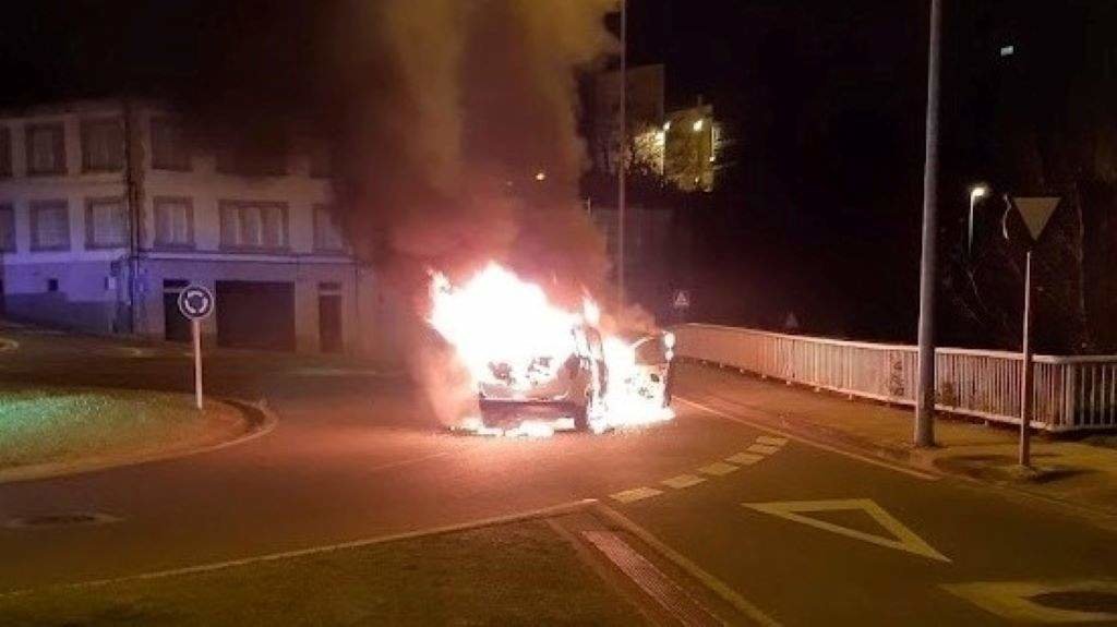 O vehículo que ardeu esta madrugada na rúa lucense de Serra de Meira. (Foto: Europa Press)