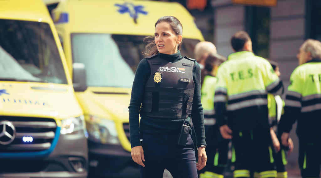 Elena Anaya é a comisaria Costa (Foto: Captura de pantalla).