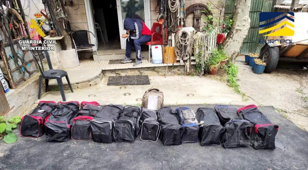 Droga incautada ao grupo de narcotraficantes (Foto: Garda Civil).