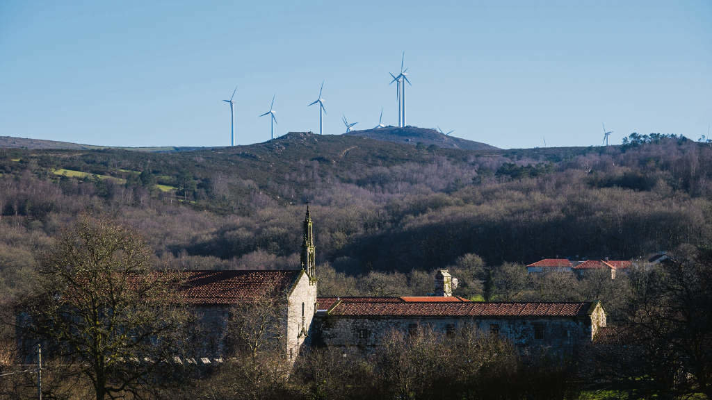Muíños de enerxía eólica na serra de Candán, comarca do Deza. (Foto: Arxina)