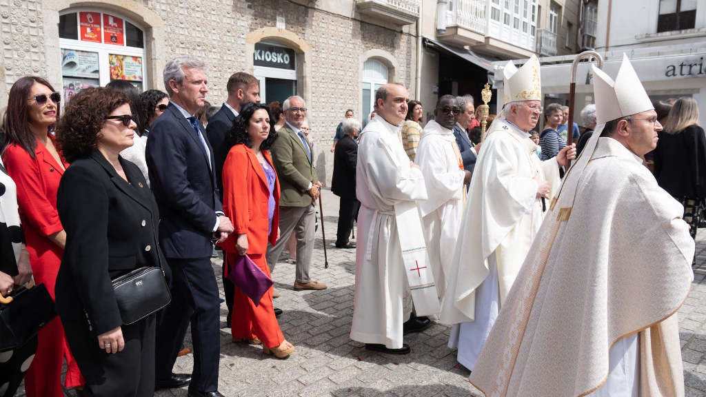 Alfonso Rueda, presidente da Xunta da Galiza, na procesión da coroación da Virxe da Xunqueira, en Cee (Fisterra). (Foto: Nós Diario)