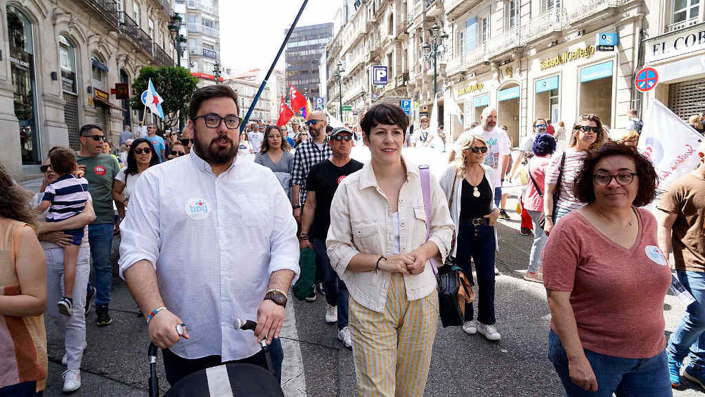 O candidato do BNG á Alcaldía de Vigo, Xabier P. Igrexas, a portavoz nacional, Ana Pontón, e a deputada nacionalista, Carmela González. (Foto: Javier Vázquez)