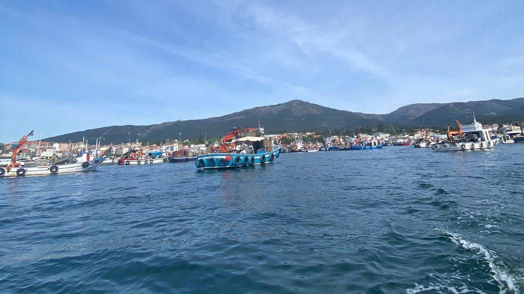 Concentración de barcos do sector bateeiro fronte as costas da Pobra do Caramiñal. (Foto: Europa Press)