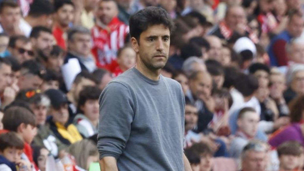 Íñigo Vélez, técnico do Club Deportivo Lugo, era a viva imaxe da desolación.  (Foto: LFP).