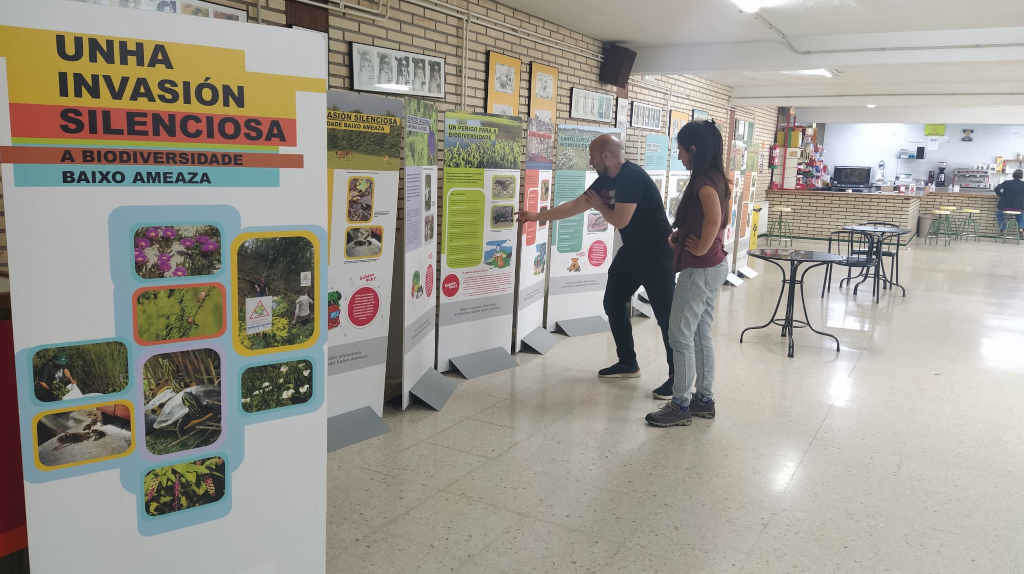 Exposición de Adega sobre especies invasoras nun instituto de Xinzo de Limia (Foto: Adega).