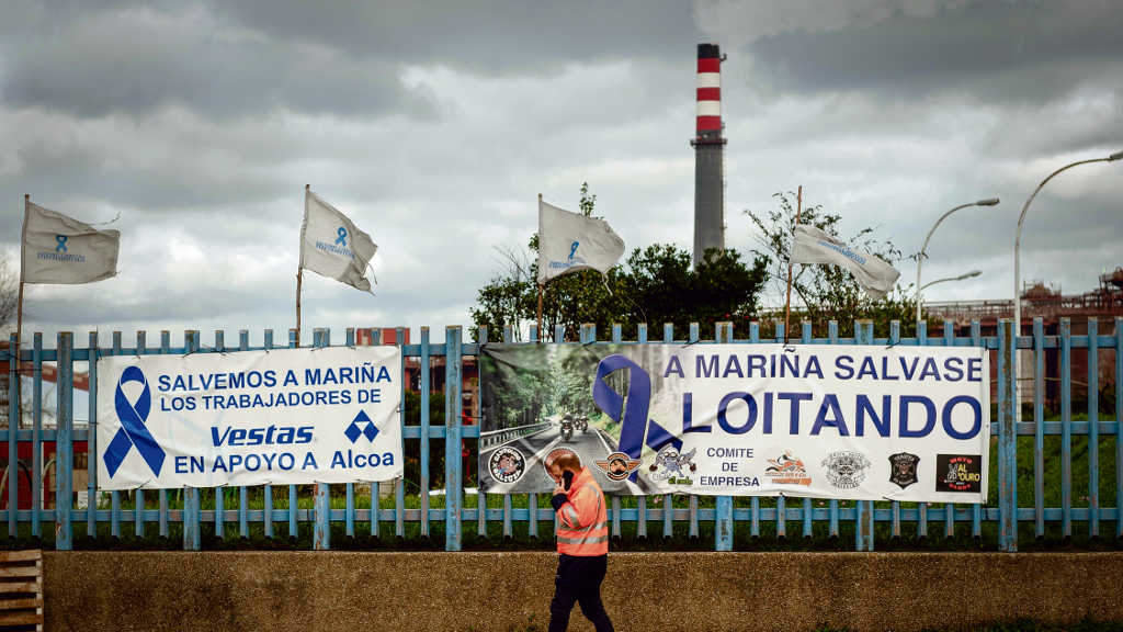Pancarta colocada por traballadores da fábrica de Alcoa en San Cibrao. (Foto: Europa Press)