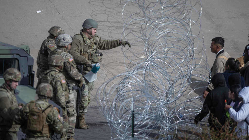 Soldados do exército dos EUA na fronteiro con México (Foto: Roberto E. Rosales / Albuquerque J / DPA).