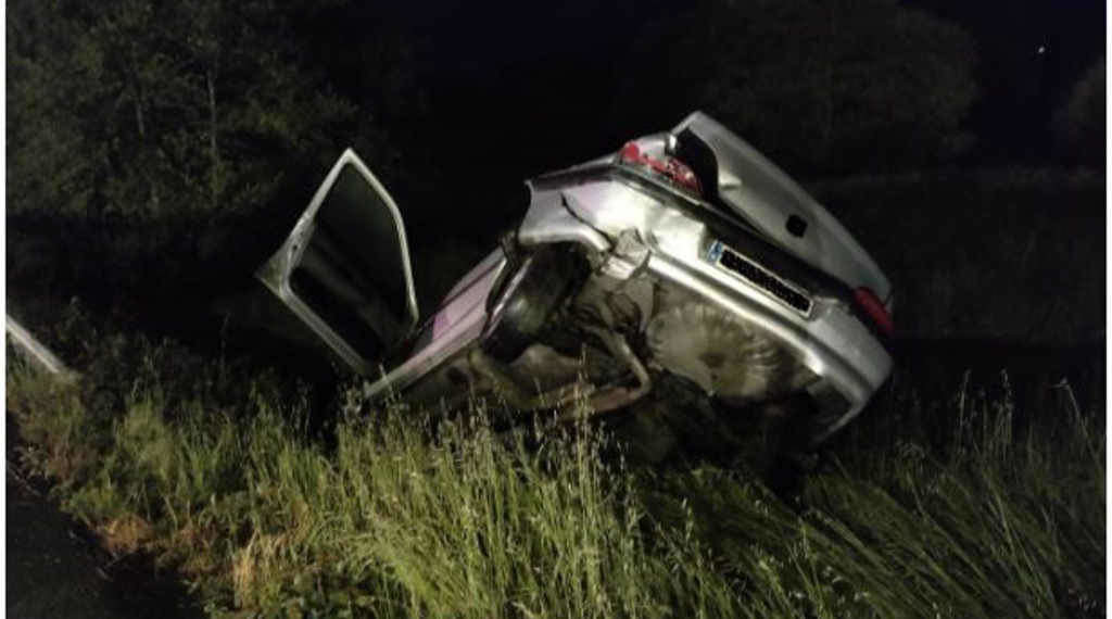O vehículo accidentado en Monforte (Foto: Garda Civil).