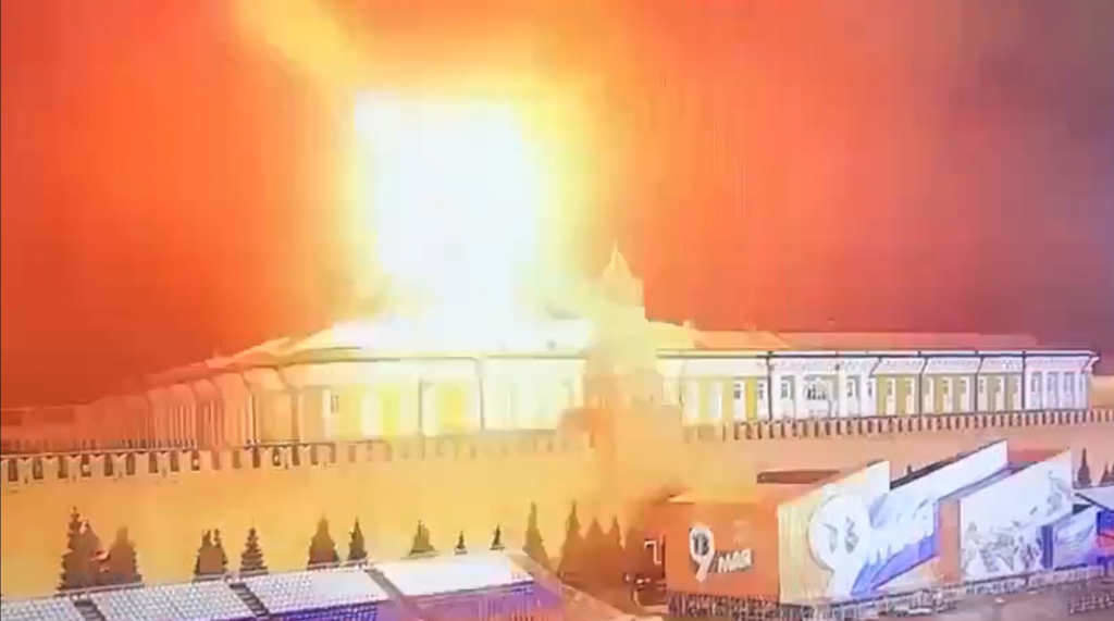 Momento da explosión do dron encima do edificio do Kremlin (Foto: captura de pantalla).