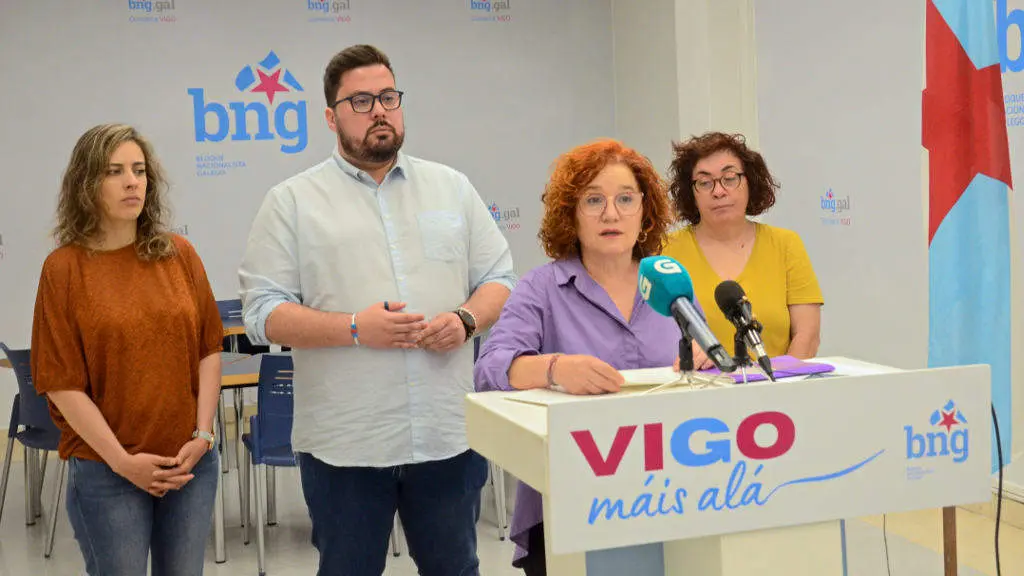 A deputada do BNG Montse Prado, acompa&ntilde;ada das tam&eacute;n deputadas Alexandra Fern&aacute;ndez e Carmela Gonz&aacute;lez, e do candidato &aacute; Alcald&iacute;a de Vigo, Xabier P. Igrexas. (Foto: N&oacute;s Diario)