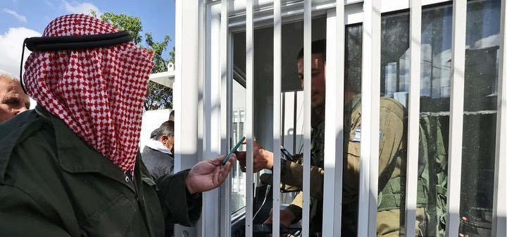Ancián palestino amosa o seu documento de identidade a un soldado israelí nun 'checkpoint' entre Belén e Xerusalén o 31 de marzo de 2023. (Foto: Eye on Palestine)