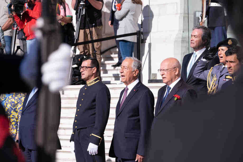 O presidente luso, Marcelo Rebelo de Sousa, no centro da imaxe, durante a conmemoración do 25 de Abril a pasada semana. (Foto: Presidência de Portugal)