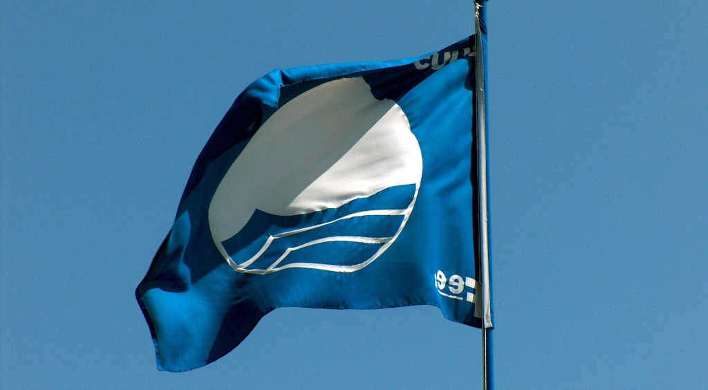 Unha bandeira azul instalada nunha praia (Foto: Europa Press).